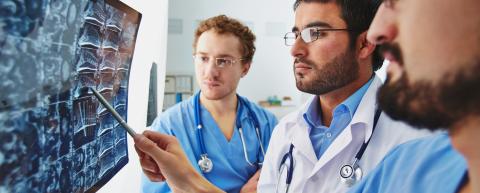 <a href="http://www.freepik.es/foto-gratis/doctor-mostrando-el-problema_855806.htm">Diseñado por Freepik</a>