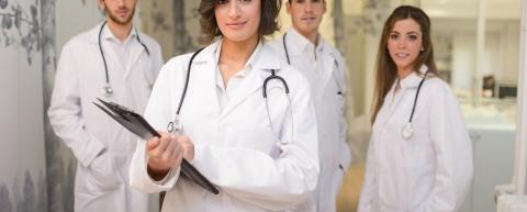 <a href="http://www.freepik.es/foto-gratis/grupo-de-medicos-exitosos-en-el-hospital_899849.htm">Diseñado por Freepik</a>