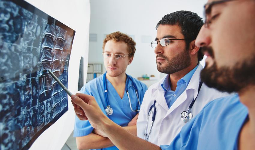 <a href="http://www.freepik.es/foto-gratis/doctor-mostrando-el-problema_855806.htm">Diseñado por Freepik</a>