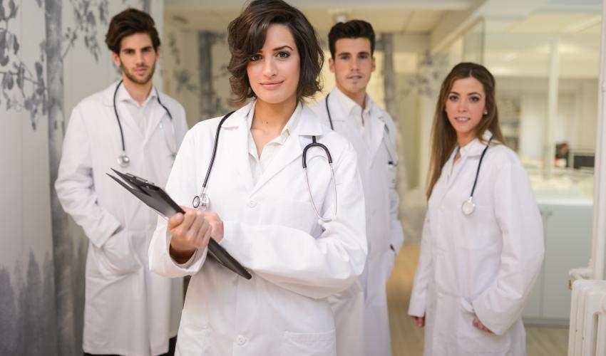 <a href="http://www.freepik.es/foto-gratis/grupo-de-medicos-exitosos-en-el-hospital_899849.htm">Diseñado por Freepik</a>
